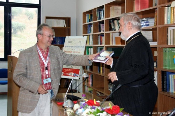 Алексей Бодров вручает митрополиту Пергамскому Зизиуласу его книгу, изданную в ББИ