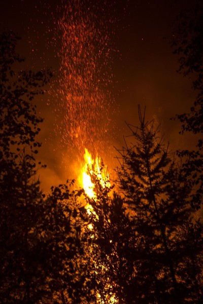 Бурятия. Искры лесного пожара разлетаются на большое расстояние