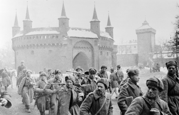 Первые советские пехотинцы на улицах Кракова, январь 1945 года