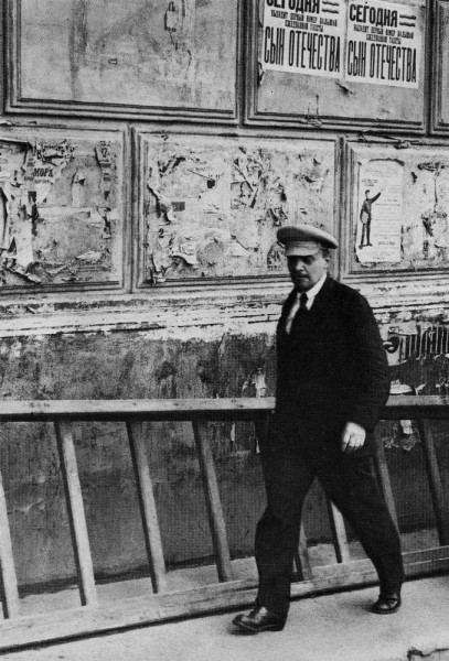 Владимир Ленин направляется в Большой театр на участие в очередном заседании 5-русского съезда Советов. Москва, 5 июля 1918 года.