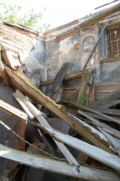 Крыша и иконостас в деревянном храме обвалились недавно