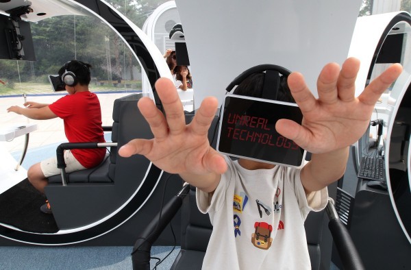 Дети играют в виртуальной реальности. Южная Корея. Фото АР