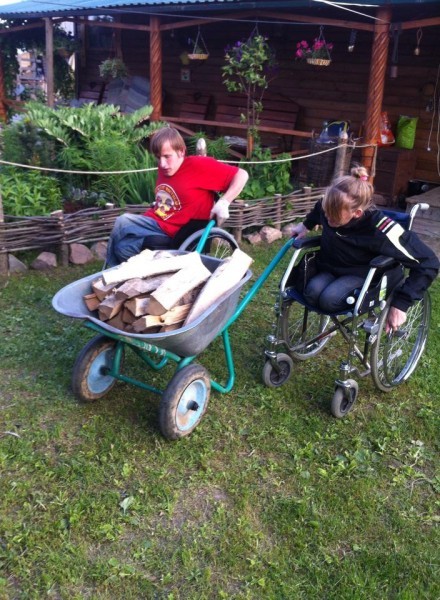 Кирилл и Люба подвозят дрова