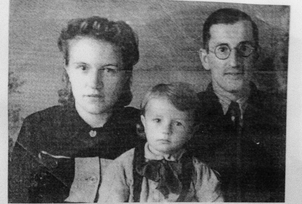 С матушкой Галиной и сыном Ростиславом. Минск, 1947 год