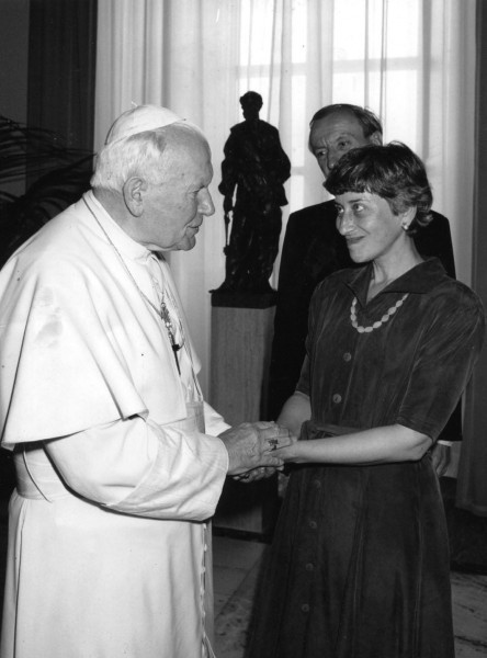 На одной из «Соловьевских встреч» Папы Римского Иоанна Павла II с людьми русской и французской культуры, 1997 год