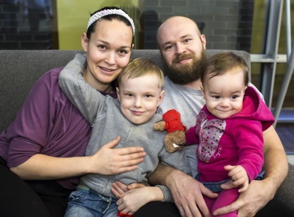 Russische Familie mit Ivan im Familienhaus des UKM. Spende für Behandlung im UKM