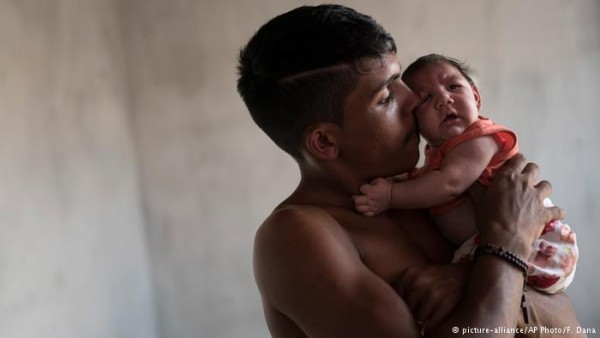 Мужчина с больным ребенком. Бразилия