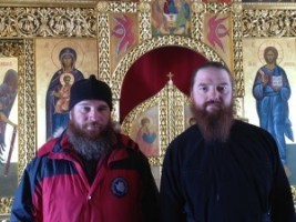 Настоятель храма иеромонах Вениамин Мальцев (справа) и автор статьи диакон Максим Герб.