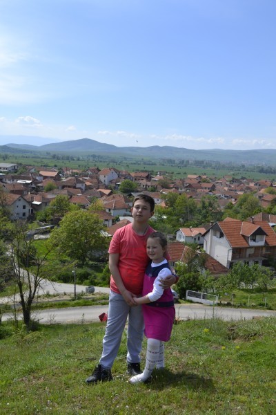 Вид на село Пасьяне. Брат с сестрой Николичи