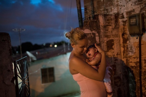 Глейси Келли да Сильва на руках с дочерью Мария Джованной, которая родилась с диагнозом микроцефалия в Ресифи, Бразилия. Врожденный дефект был связан с вирусом Зика. Фелип Дана /Associated Press