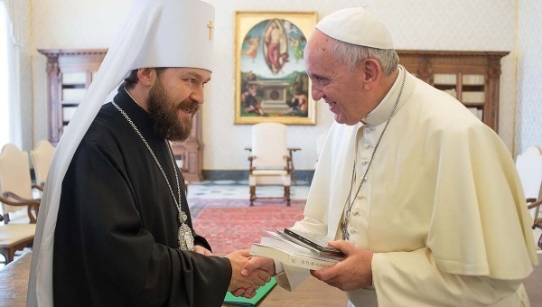 Митрополит Иларион и Папа Франциск. Фото: eparhia.ru