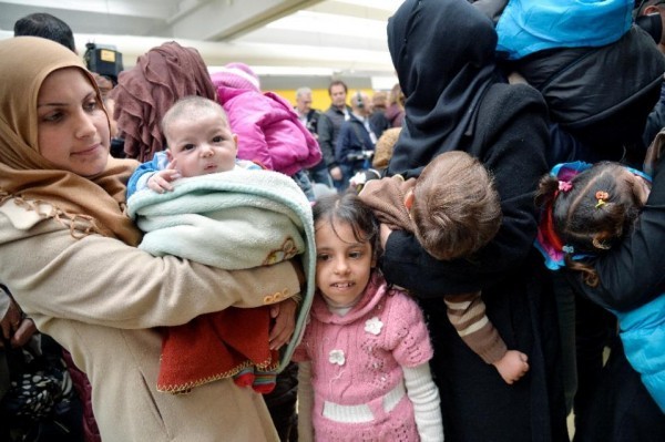 Прибытие беженцев в аэропорт Рима. Фото AFP