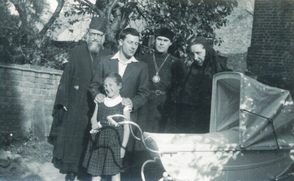 Крестины дочери Кати. 26 мая 1958 г. Владыка Антоний Сурожский - в центре. Дочь Мирьяна рядом с коляской