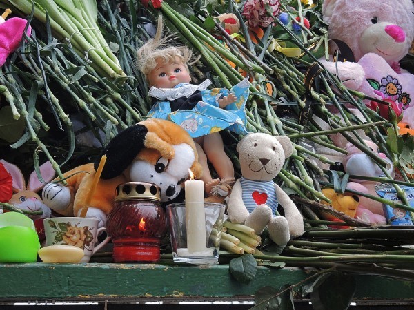 Цветы и игрушки возле "Октябрьского поля" в память об убитой девочке