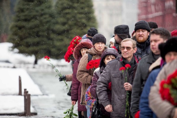 Люди несут цветы на могилу Сталина. Фото "Эхо Москвы"