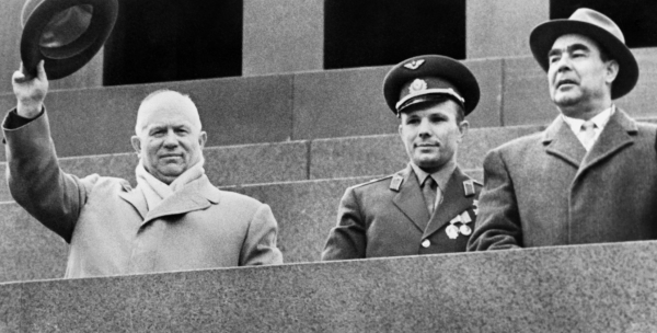 На трибуне Мавзолея Хрущёв, Юрий Гагарин и Брежнев