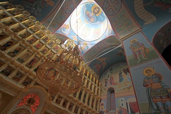 Иконостас собора св.Николая выполнен ярославскими мастерами