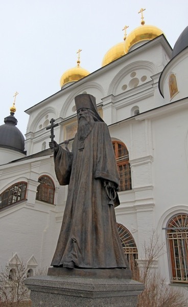 Памятник свщмч. Серафиму, епископу Дмитровскому