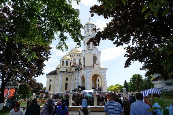 Памятник марии в нальчике фото