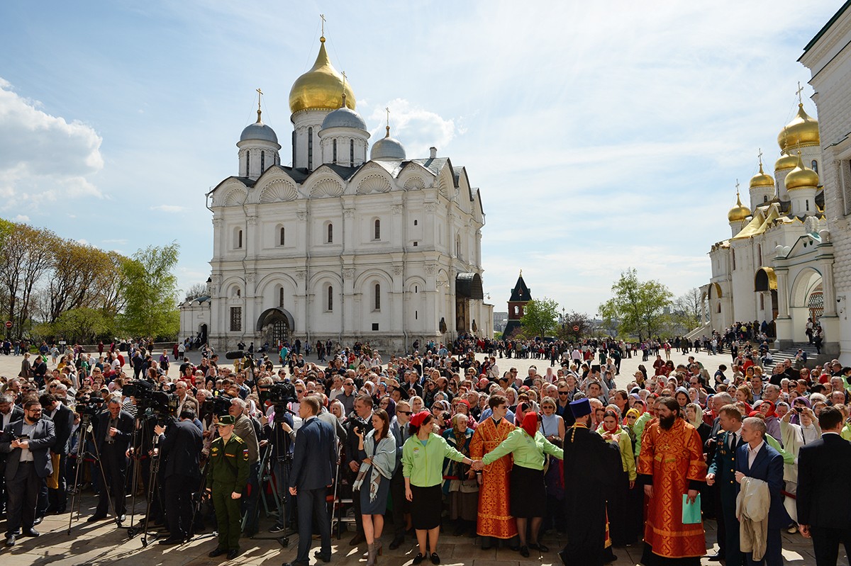 Ход москва. Крестный ход на Пасху в храмах Москвы. Крестный ход светлой седмицы Успенский собор Кремль. Православный крестный ход с Патриархом в Москве. Патриарх крестный ход Кремль.