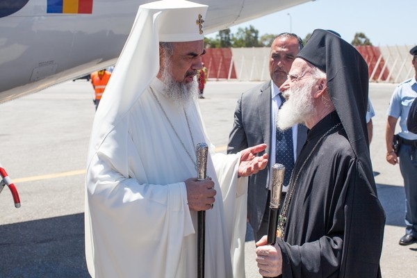 Патриарх Румынский Даниил в аэропорту Ханья. hawkey.photoshelter.com