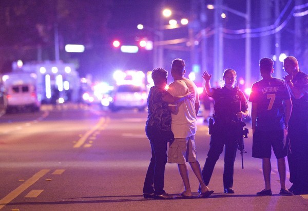 Родственники пострадавших около клуба Pulse, Орландо, штат Флорида. Фото: Phelan M. Ebenhack / AP / East news