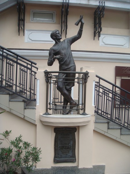 Памятник Сергею Уточкину в Одессе, расположенный по адресу ул. Дерибасовская 22 в доме, в котором располагалась синема́, открытая братьями Уточкиными — «УточКино»