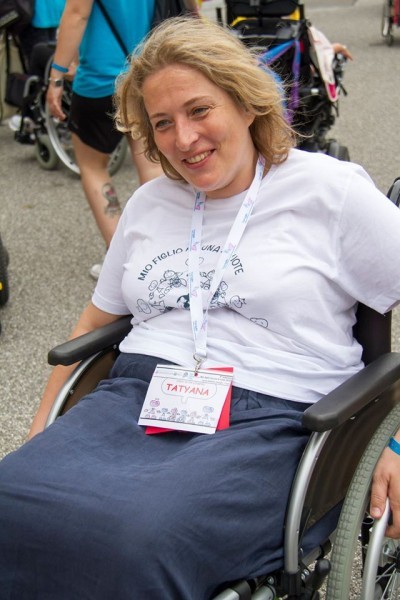 Татьяна Свешникова учится управлять инвалидным креслом. Фото Ariel Palmer