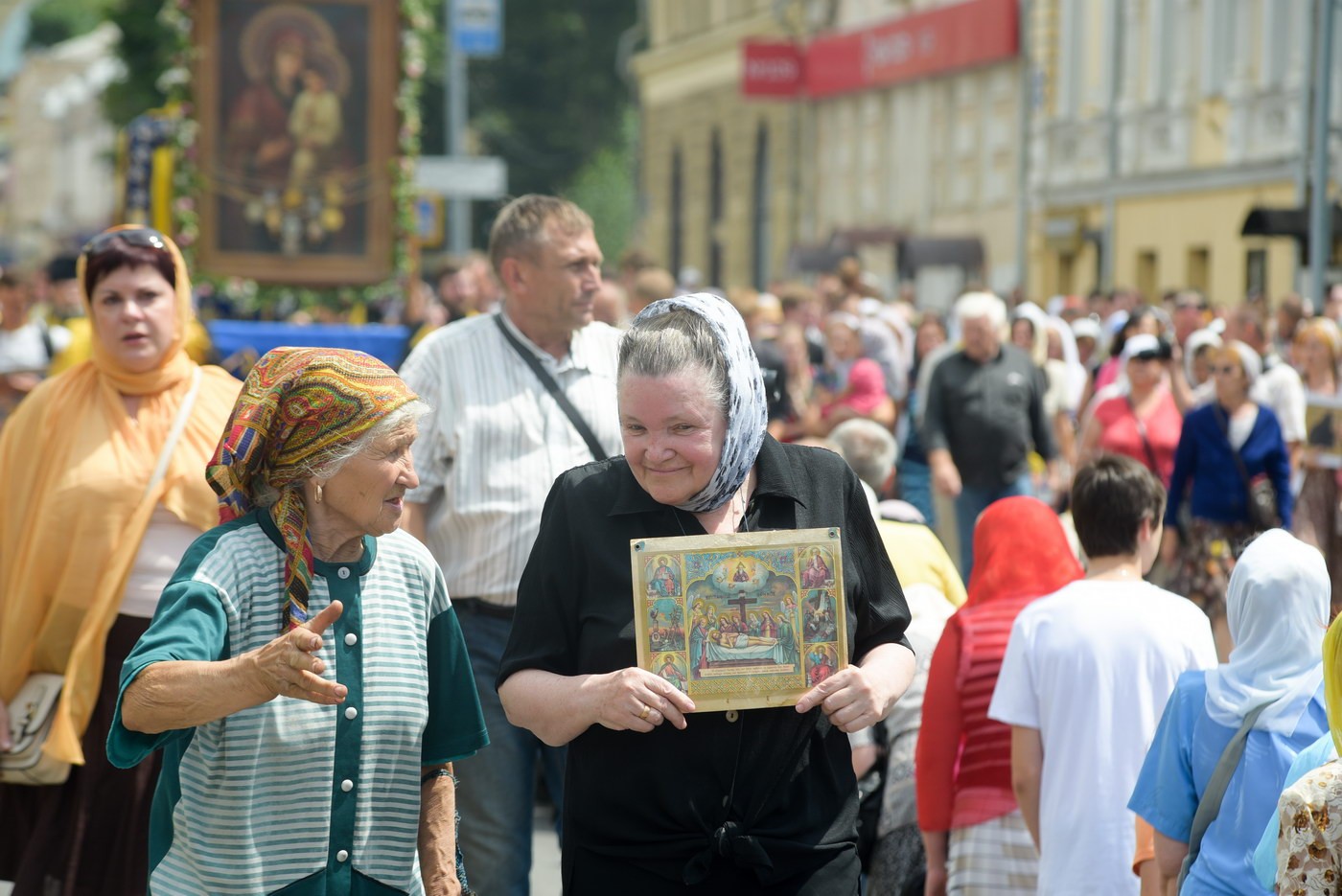 Ходу народу. Парад верующих. Христиане идут летом. Украина Божий народ фото. Западная Украина место где молятс.