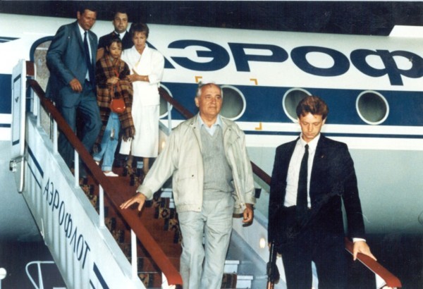 Президент СССР М. Горбачёв возвращается с семьей из Фороса. 22 августа 1991 года. Фото: gorby.ru