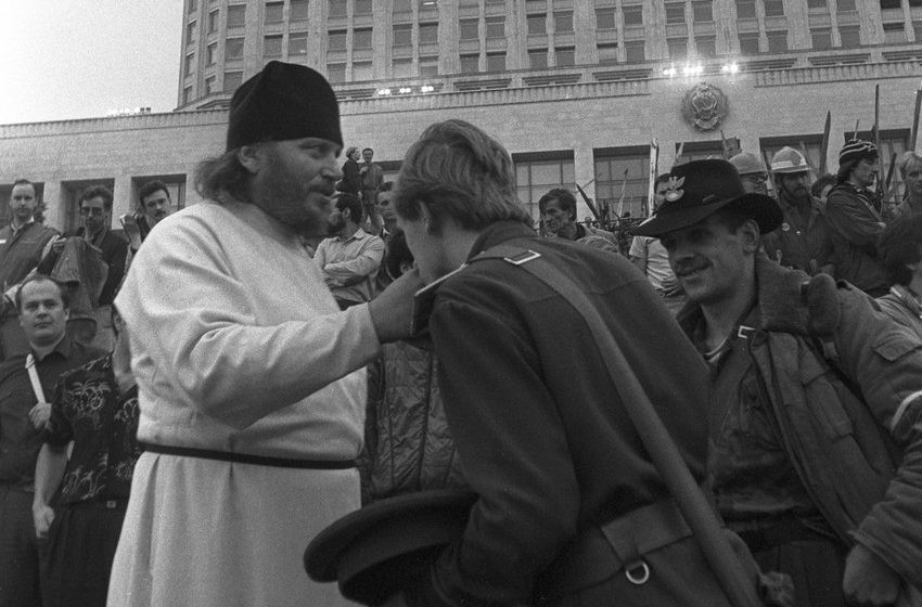 Первые 90. Священники в СССР. Публичные священники. Путч 1991 милиция. Неизвестный путч фильм.