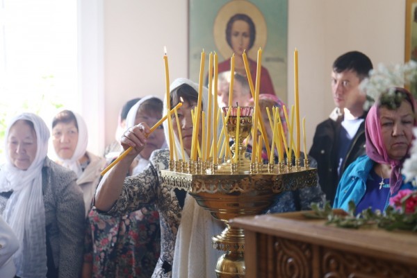 Зажигаются первые свечи.