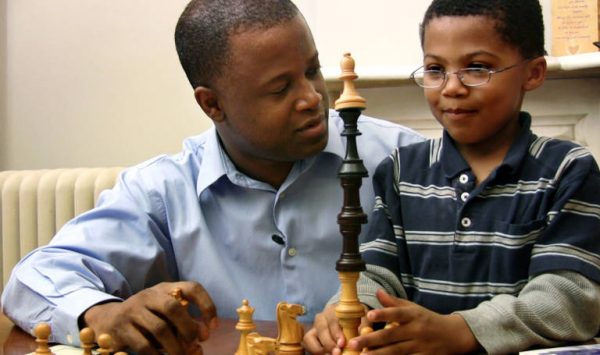 Морис Эшли, гроссмейстер и первый афроамериканец, завоевавший этот титул, со своим сыном