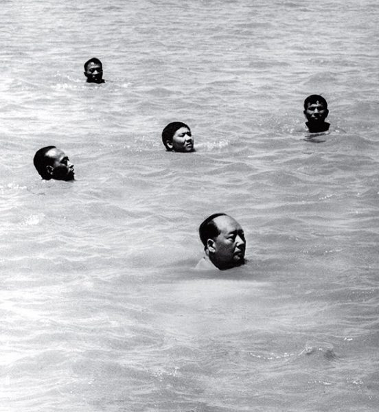 Председатель Мао плавает в водах Янцзы. Автор неизвестен. 1966. «Партизан должен двигаться среди людей, как рыба плывет в море», – председатель Мао Цзэдун. 