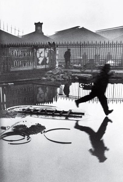 Анри Картье-Брессон. Позади вокзала Сен-Лазар. 1932. «В фотографии все дело в удаче. Там был забор, и я вставил мою камеру в щель забора. Это доля секунды», – Анри Картье-Брессон. 