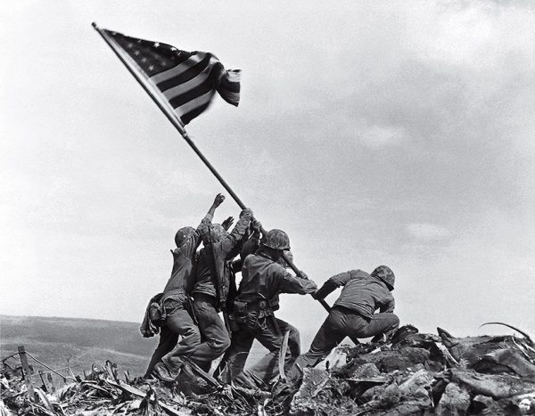 Джо Розенталь. Водружение флага над Иводзимой. 1945. «Снимок показывал ту картинку, которую хотели видеть американцы», – Хэл Бьюэлл, редактор AP Photo. 