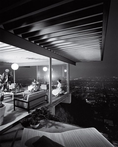 Джулиус Шульман. Дом Case Study House #22. Лос-Анджелес, 1960. «Это было время, когда мы строили ракеты, чтобы полететь на Луну, и планировали колонизировать Марс, снимок прекрасно отображает дух того времени», – Том Форд, дизайнер. 