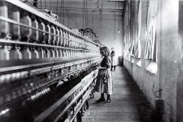 Льюис Хайн. Девочка с фабрики хлопка. 1908. «Фотография может осветить темноту и разоблачить невежество», – Льюис Хайн.