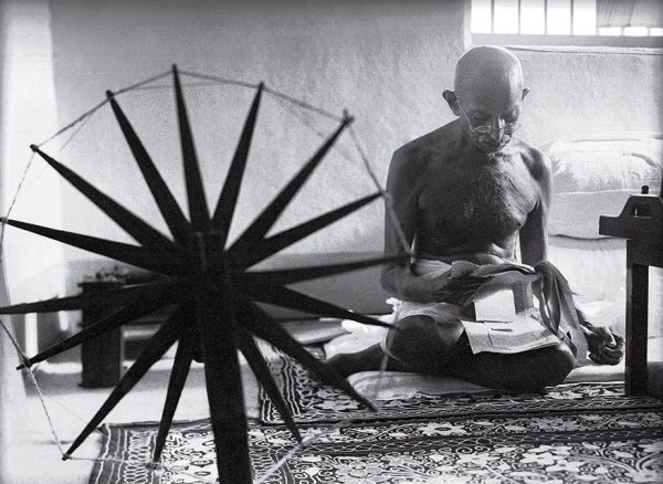 Маргарет Бурк-Уайт. Ганди рядом со своей прялкой. 1946. «Отказ от насилия – кредо Ганди, а прялка – идеальное оружие», – Маргарет Бурк-Уайт. 