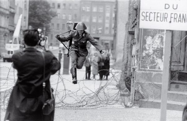 Петер Ляйбинг. Прыжок к свободе. 1961. «Я стоял там два часа, глядя в сторону Западного Берлина и оглядываясь назад, на Восточный Берлин. Затем я прыгнул», – Ганс Конрад Шуманн. 