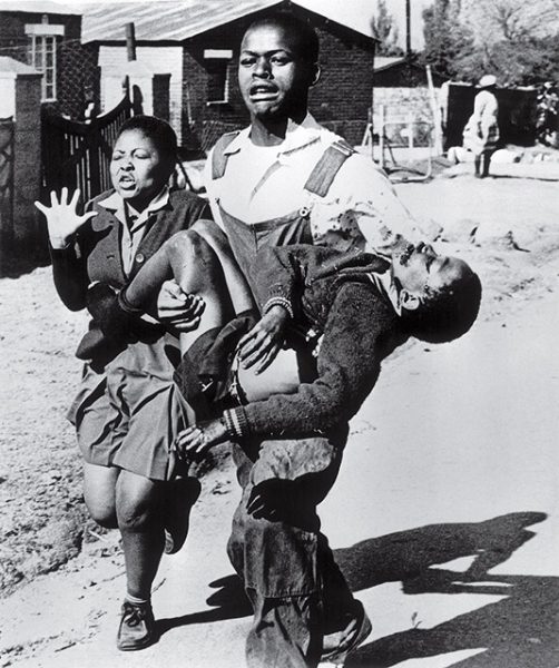 Сэм Нзима. Восстание в Соуэто. 1976. «Полицейские пробегали передо мной, расстреливая студентов», – Сэм Нзима. 