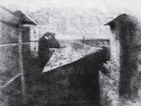 Жозеф Нисефор Ньепс. Вид из окна в Ле Гра. 1826. «Это открытие я назвал гелиографией – изображение появляется под воздействием света», – Жозеф Нисефор Ньепс.