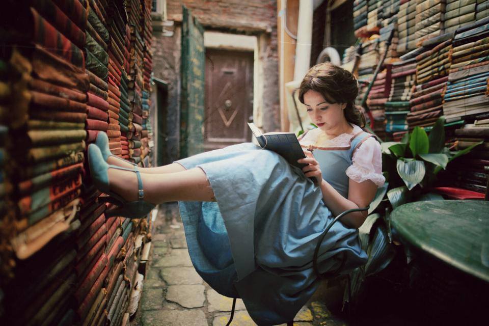 Фото с девушки с книгой