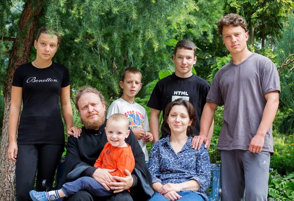 Протоиерей Федор Бородин с семьей. Фото: Анна Гальперина