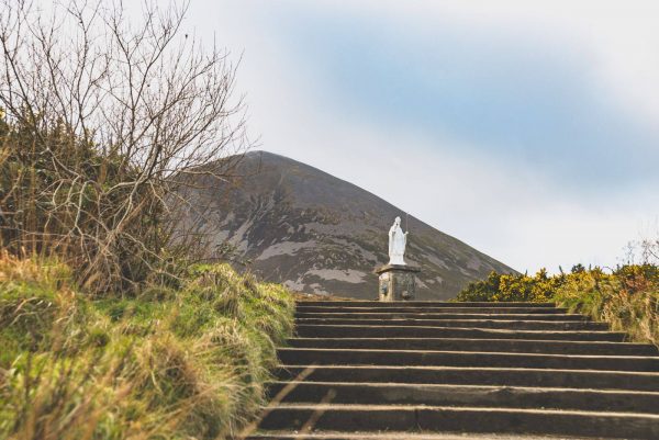 Памятник святому Патрику на горе в Ирландии. Фото: LeBrvn Photography / Facebook