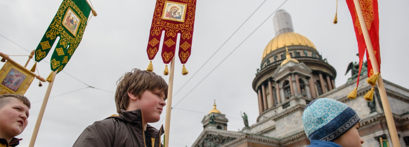 Парами, парами, по двое! Хоругвеносцы, за мной!