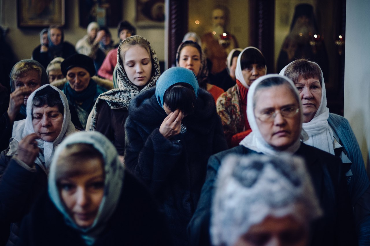 Жизни ведут. Люди в церкви. Разговоры в храме. Злые люди в церкви. Люди болтают в храме.