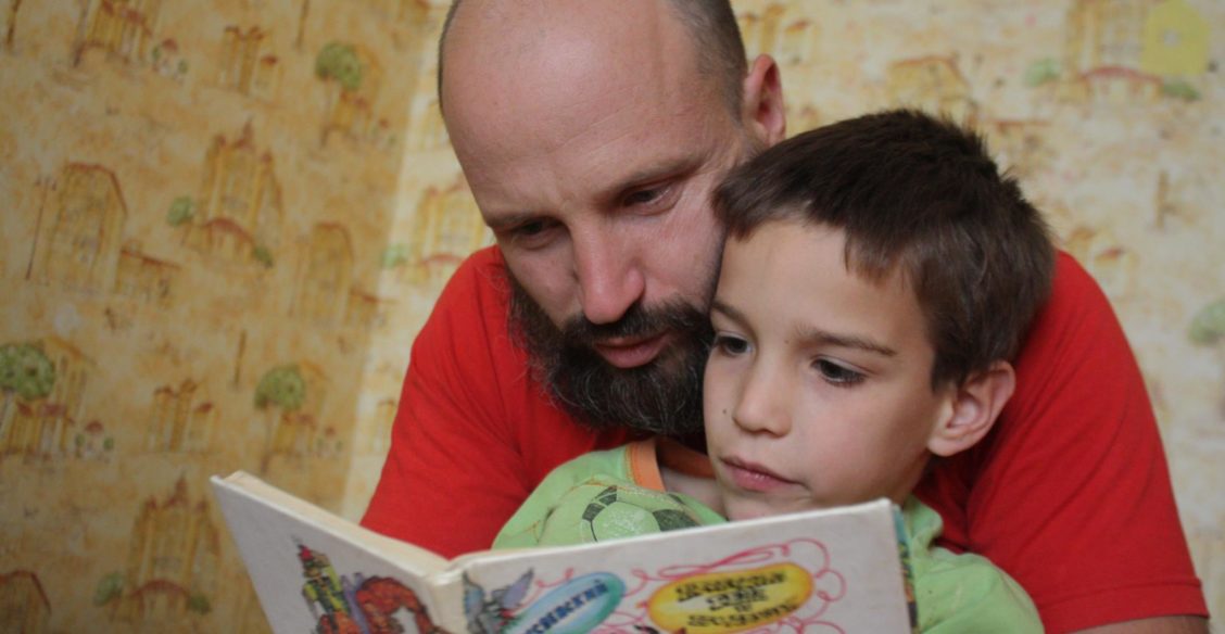 Дмитрий Емец: Вы покупаете детям книги, которые читали сами? Как это мешает и ребенку, и детской литературе