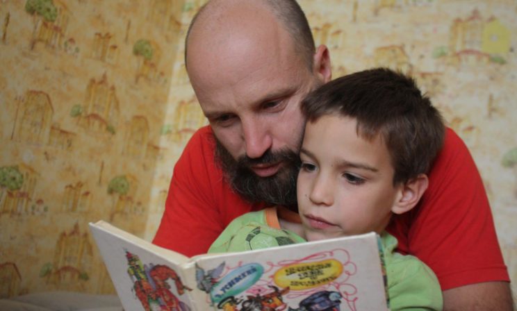 Дмитрий Емец: Вы покупаете детям книги, которые читали сами? Как это мешает и ребенку, и детской литературе