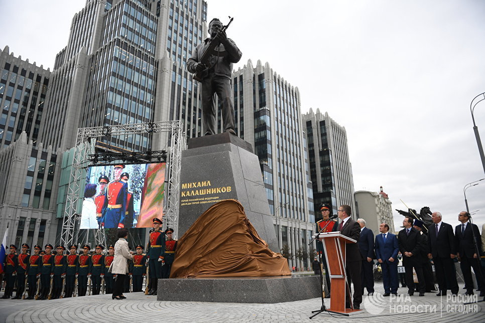 Памятник калашникову в москве на садовом кольце фото